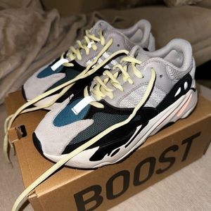 Yeezy boost 700 wave runner